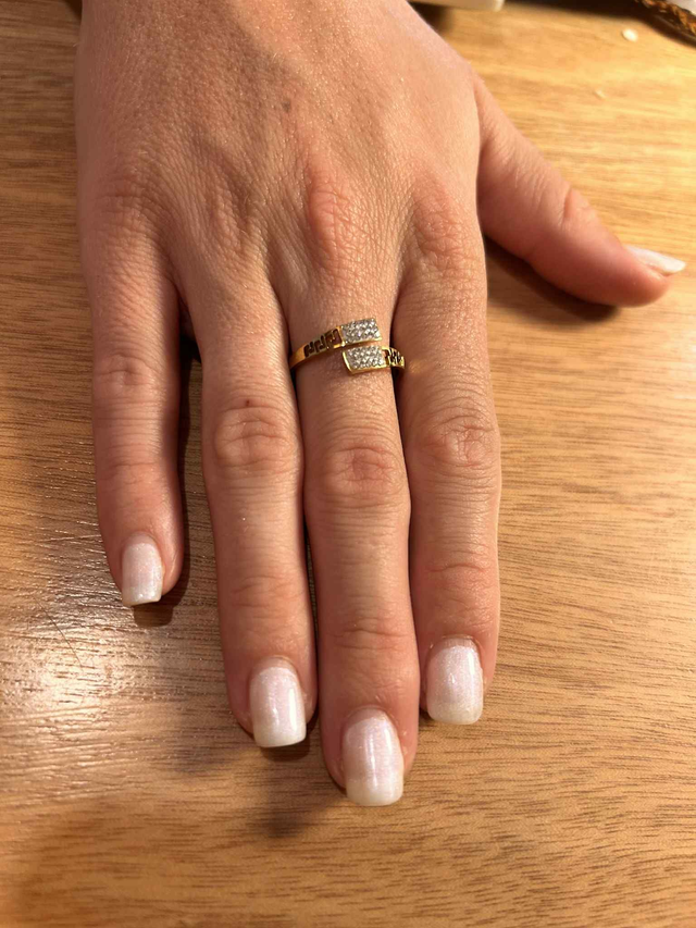 Elegant gold ring