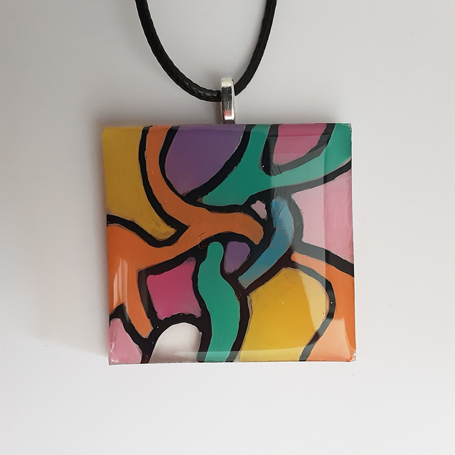 Pendentif grand rectangle collection vitrail motif multicolore dominante rose cerclé de noir