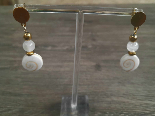 Boucles d&#039;oreilles oeil de ste Lucie sélénite 12 mm