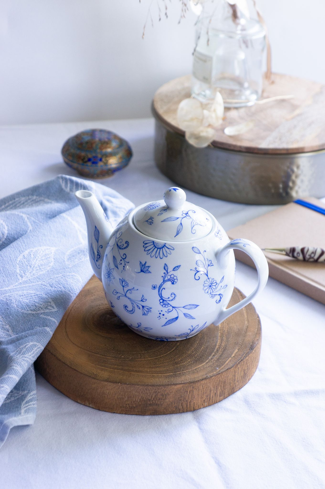 Théière boule en porcelaine fine, décor floral abstrait bleu tracé à la plume, pièce unique peinte à la main , cadeau de Noël