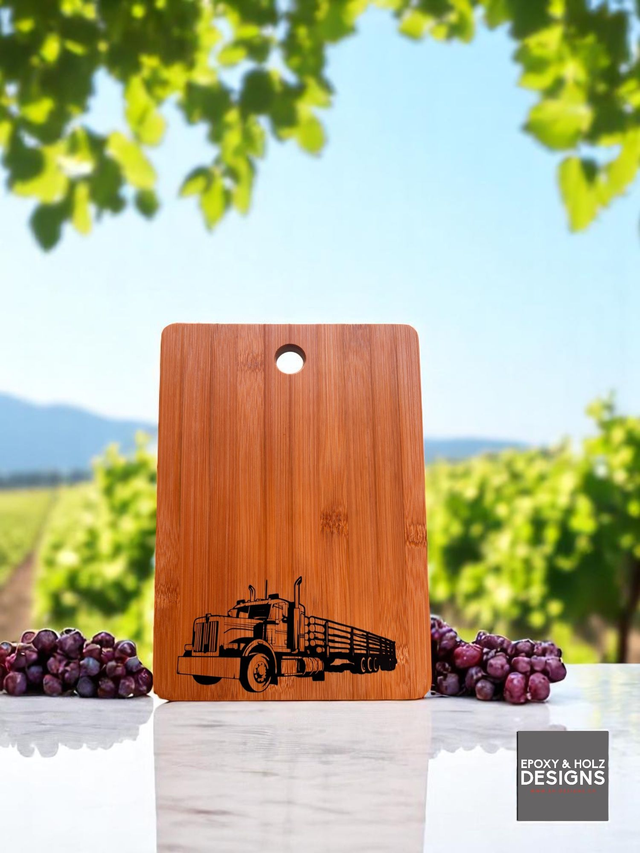 Schneidebrett aus Bambus mit Lastwagen-Gravur – 28 × 20 × 1,2 cm