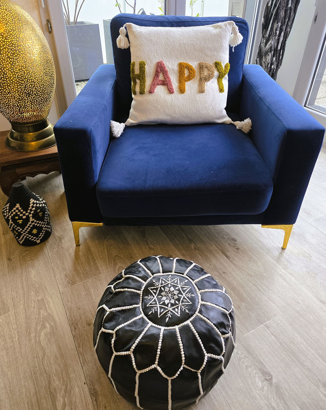 Housse de Coussin marocain en coton brodée motif "HAPPY" en relief et pompons - Fait mains