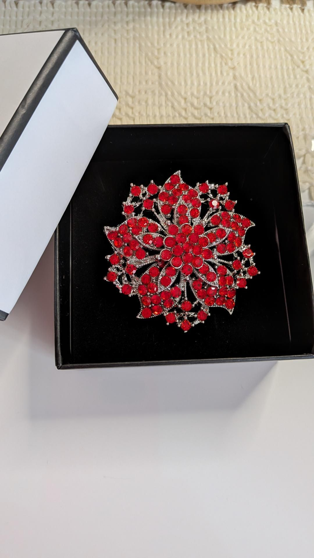 Red flower brooch 