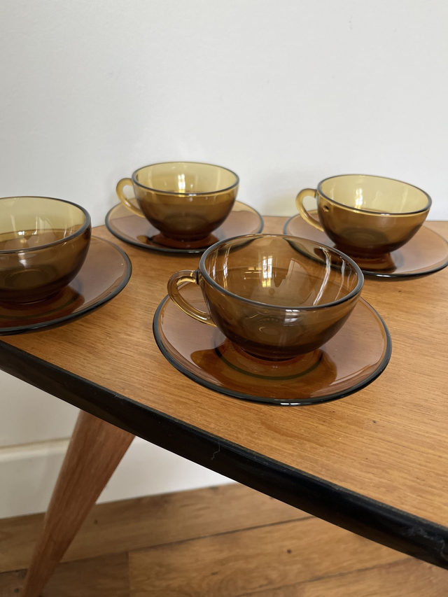 Lot de 4 tasses et sous-tasses à café en verre fumé de la marque Arcoroc