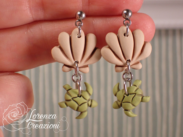 Orecchini a tema marino con tartarughe e conchiglie, verde e beige