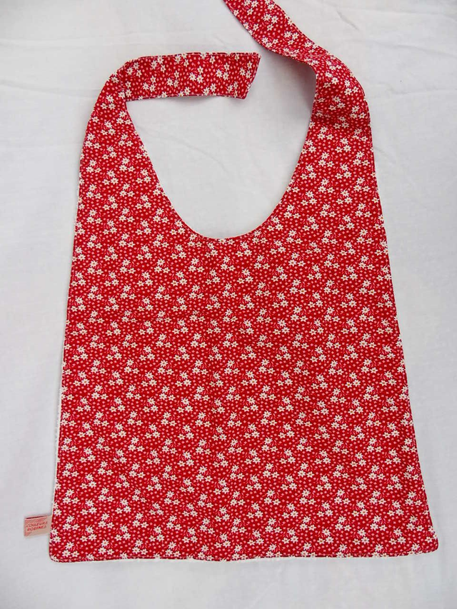 Serviette bavoir fleuri