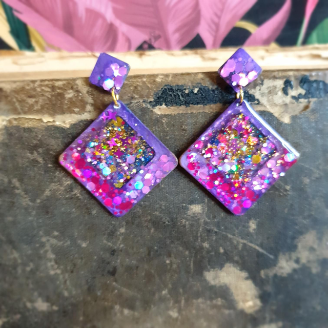 Boucles d&#039;oreilles géométriques violettes , légères et scintillantes,  en résine 