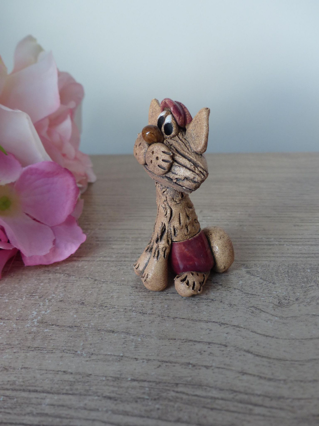 Vintage chat miniature art poterie, figurine chat amusant avec short et casquette rouges, chat vacancier touriste baigneur estivan voyageur