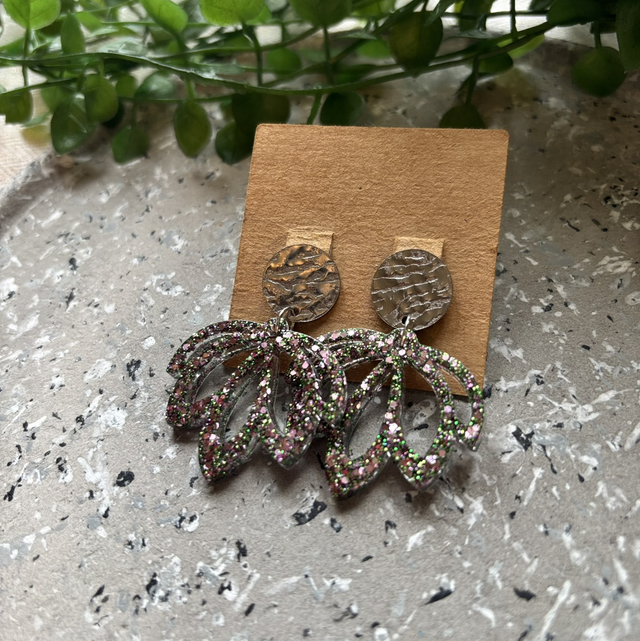 Boucles d’oreilles résine argenté motif lotus à paillettes (vert rose et violet)