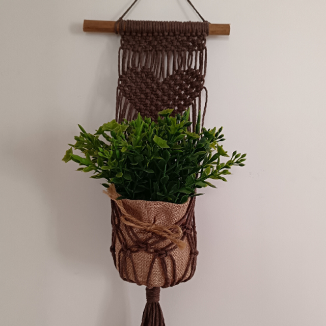 Porte plante mural en macramé coeur marron