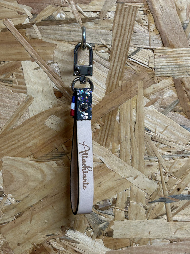 Porte-clés en cuir "Attachiante"