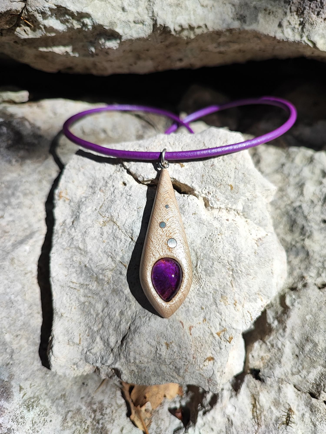 Pendentif en Bois d'Érable Sycomore, Améthyste et Cordon Cuir