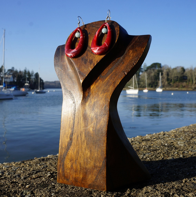 Ovale Acrylique rouge et perle Aigue Marine