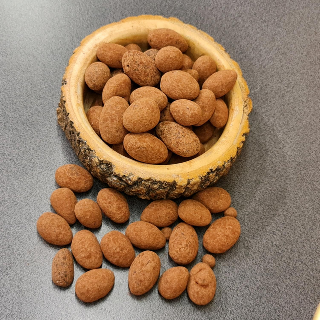 Mandel in Vollmilchschokolade und Trüffelpulver