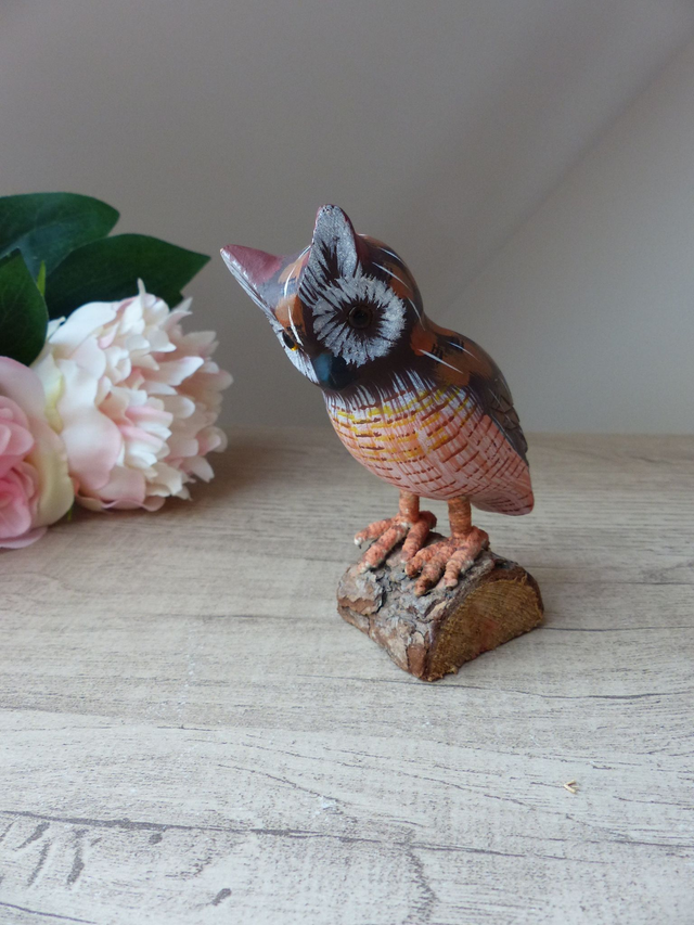Petite Statuette Hibou en Bois - Figurine Vintage Sculptée et Peinte Main Marron et Rose - Décoration Vintage Authentique, Artisanat du Bois