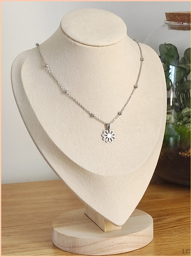 Collier fleur argentée