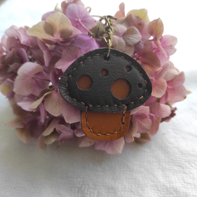 Porte clés champignon camel/chocolat 