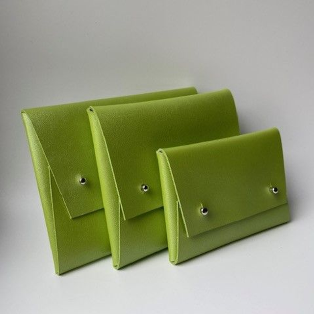 Pochette en cuir vert pomme