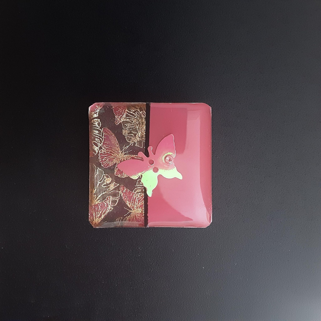 Broche petit carré collection floral fond rose avec décor floral et papillon scintillant rose