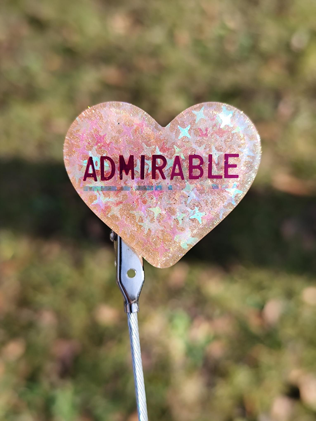 Broche Admirable – broche en résine pailletée, pièce unique