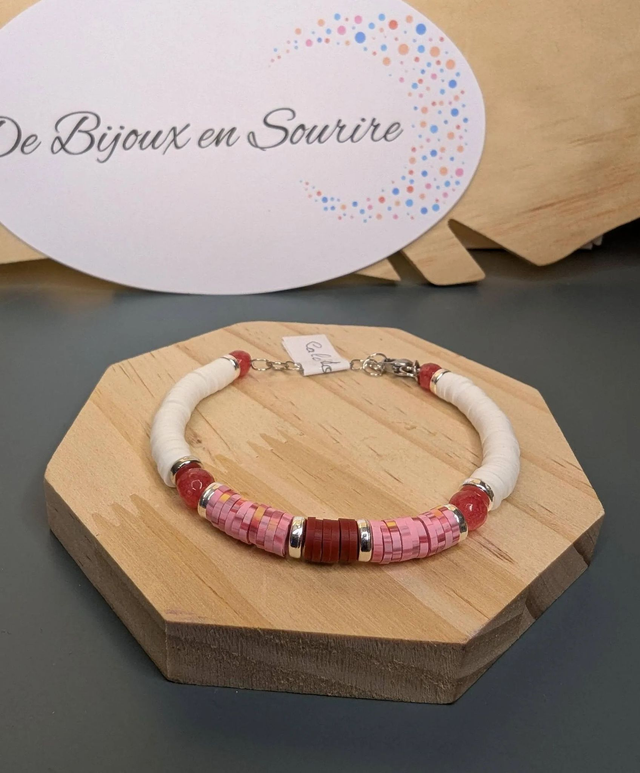 Bracelet en perles Heishi de couleur blanche et rose avec des perles naturelles calcédoine rose, le fermoir est en argent. 
