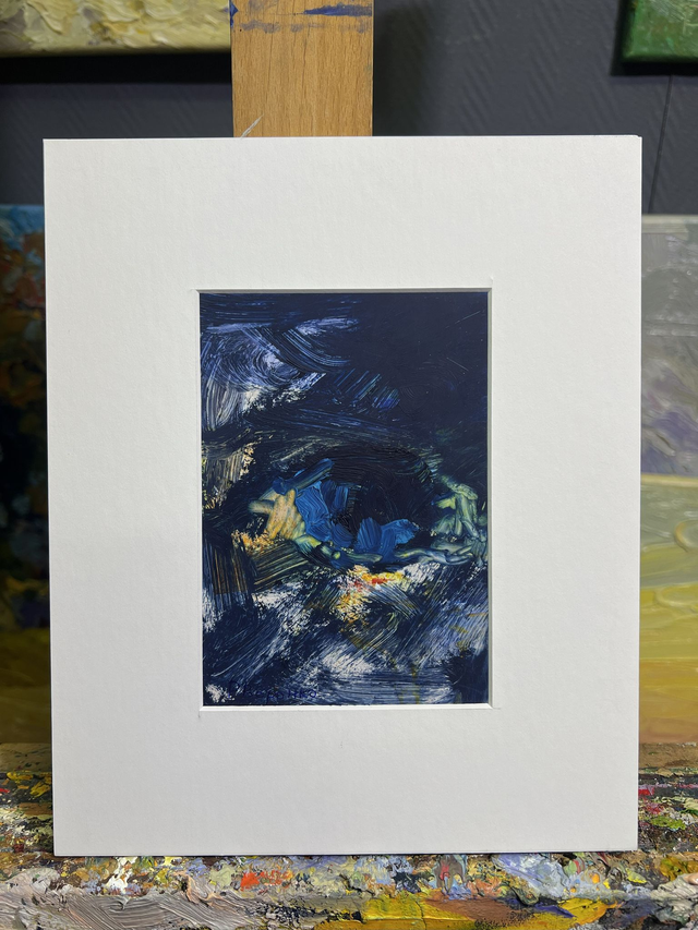 Handbemalte Postkarte „Blaue Nacht“ von Rostyslav Voronko, Fragment 128 aus „Das Land und die Menschen“, Öl auf Karton, 2024