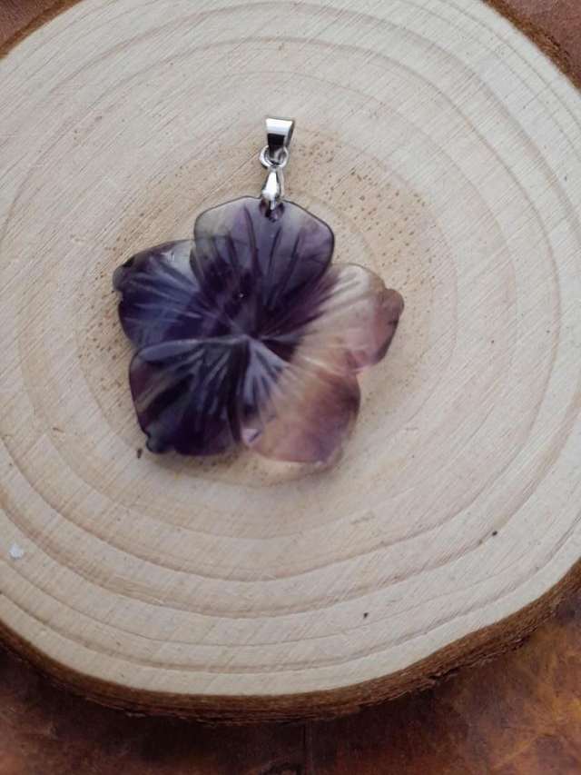 Pendentif Fluorite hibiscus avec une chaine en acier inoxydable