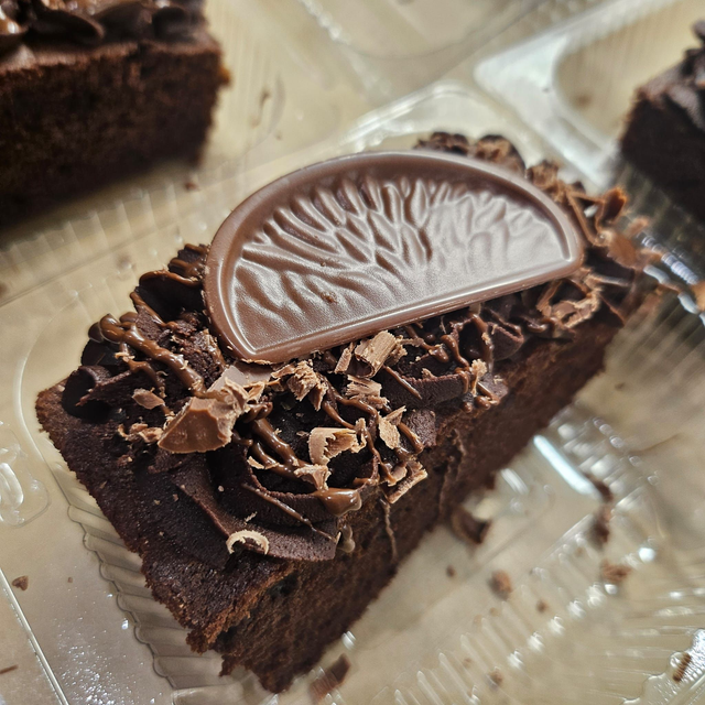 Terry&#039;s Chocolate Orange Sponge Slice