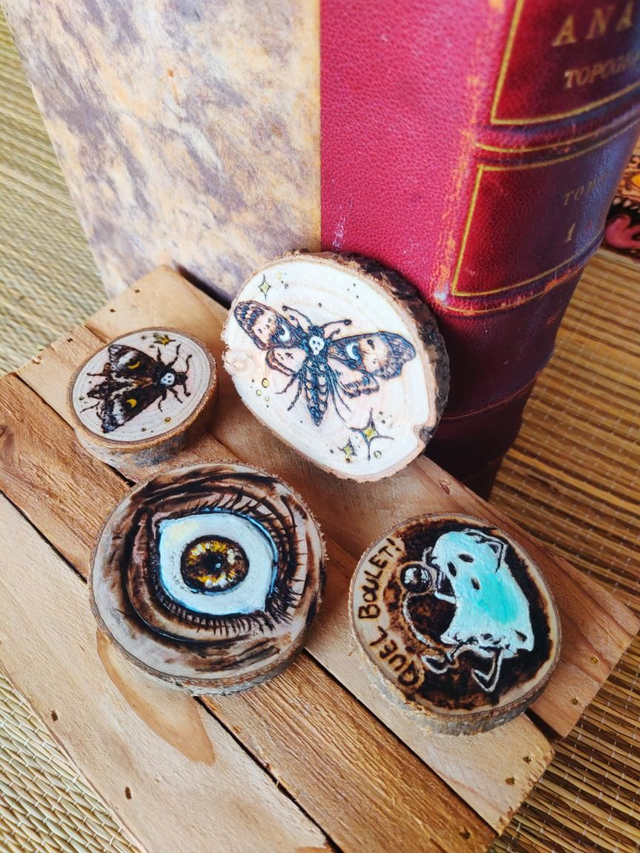 Magnet étrange pyrogravé