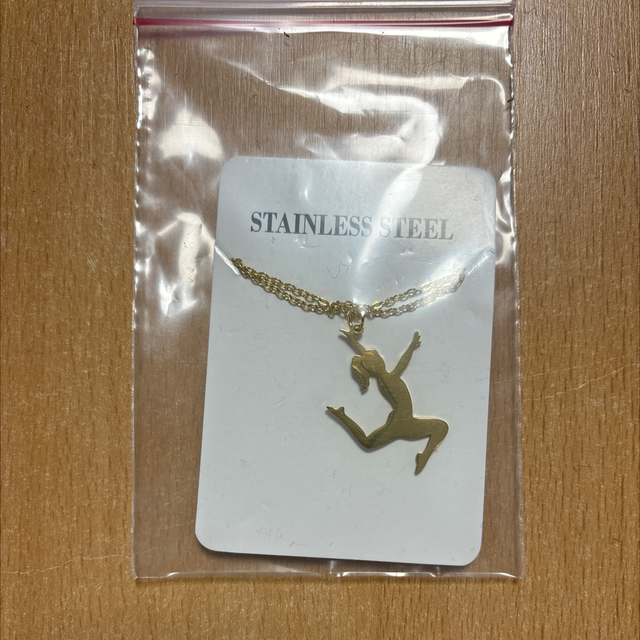 Hanger gym. Danser goud