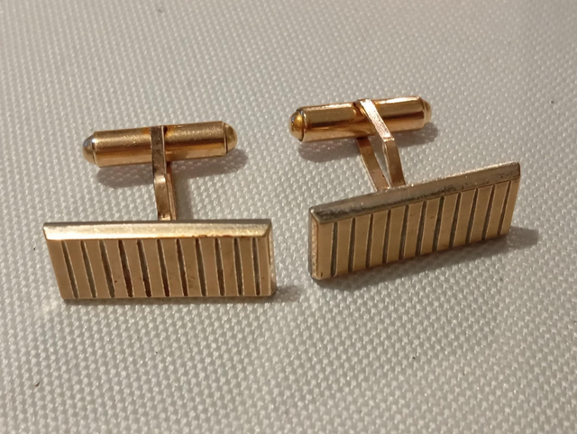 Boutons de manchettes dorés rectangles longs