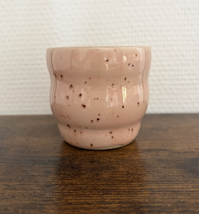 Tasse à café artisanale en grès rose moucheté