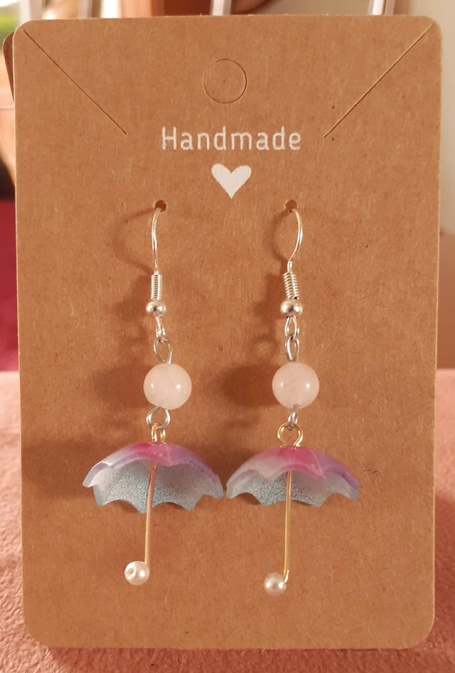 Boucles d'oreilles parapluies bleus et quartz rose 