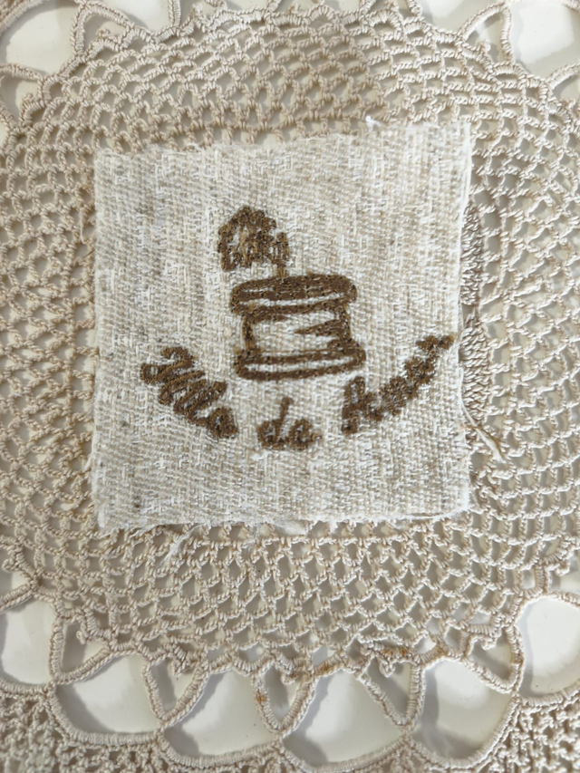 Etiqueta bordada hilo de amor