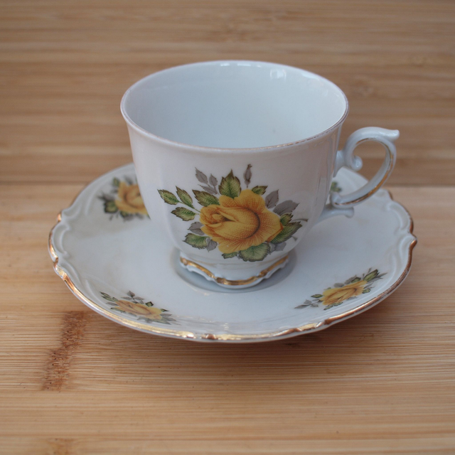 Z &amp; Co | Kop (diameter 8 cm | hoogte 7 cm) en Schotel (diameter 14 cm | hoogte 2 cm) met bloemmotief in wit, geel en goudkleur | Vintage