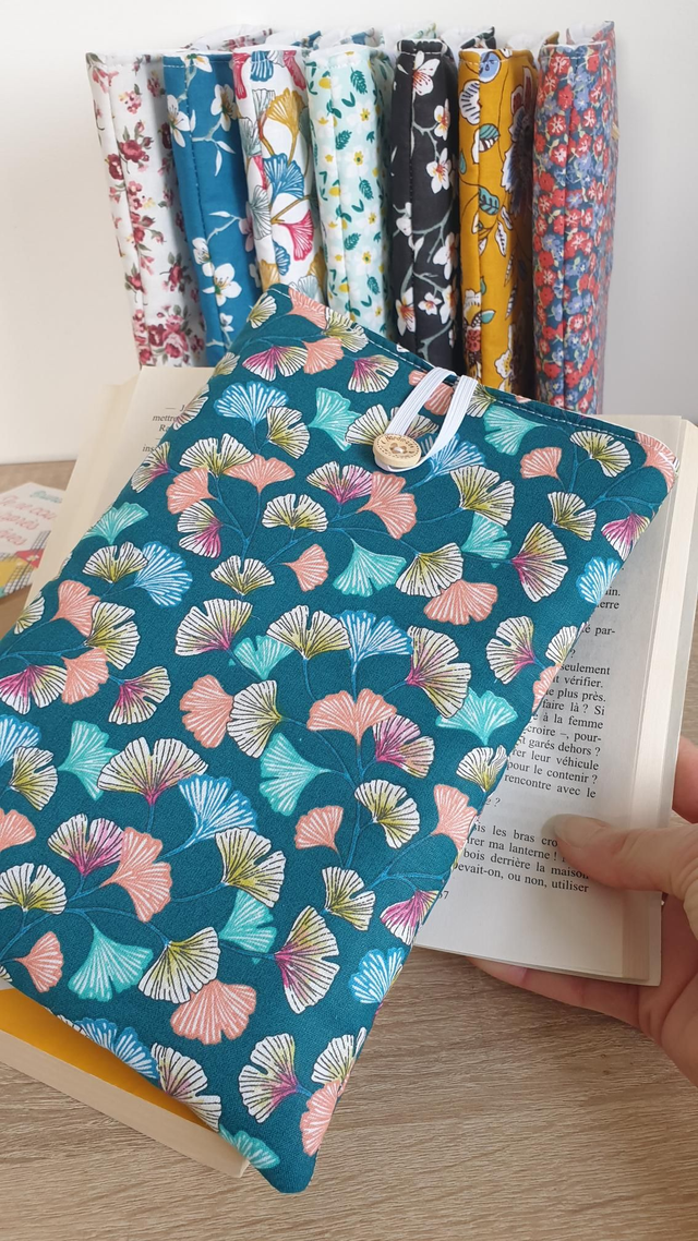 Pochette/couvre livre ginkgo fond bleu