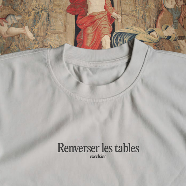 « Renverser les tables » T-shirt blanc brodé unisexe – EXCELSIOR