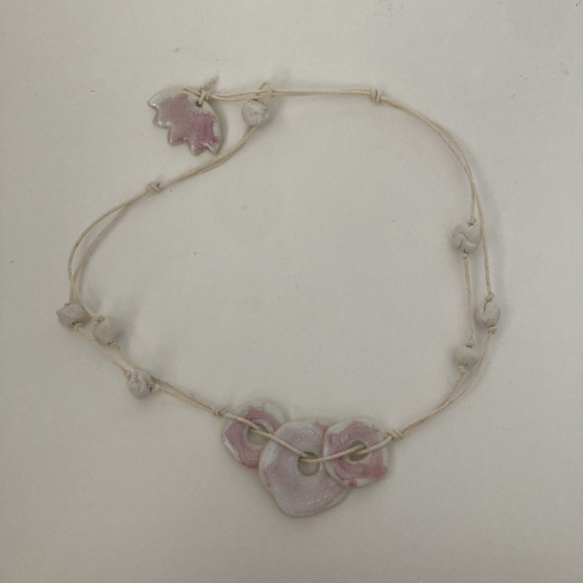 Collier « octobre rose »