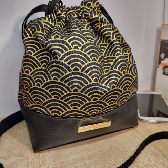 Baluchon "Nami" noir doré & simili cuir noir