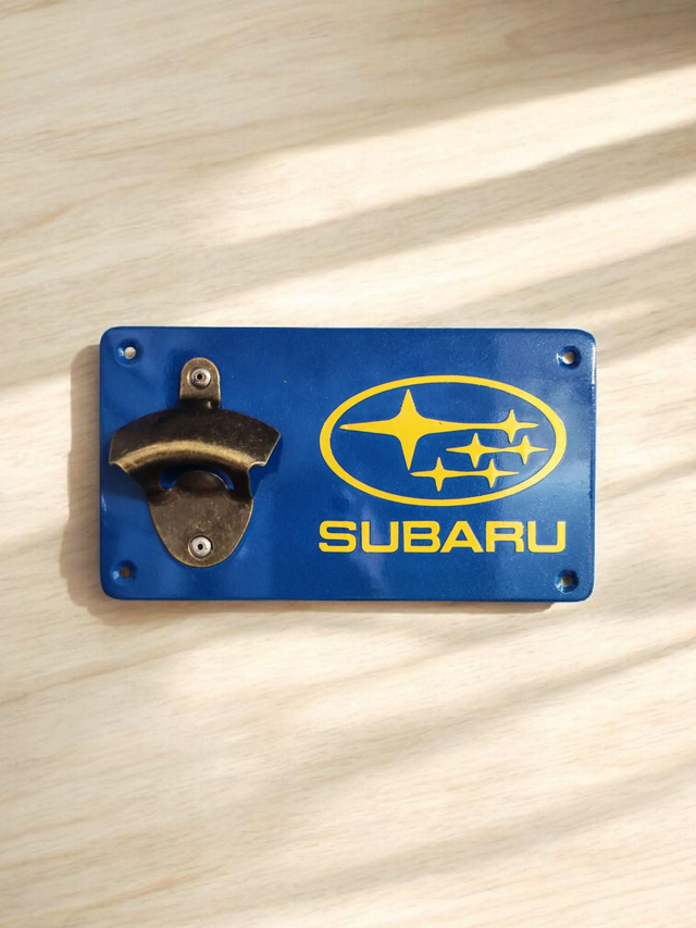 Décapsuleur mural Subaru jaune