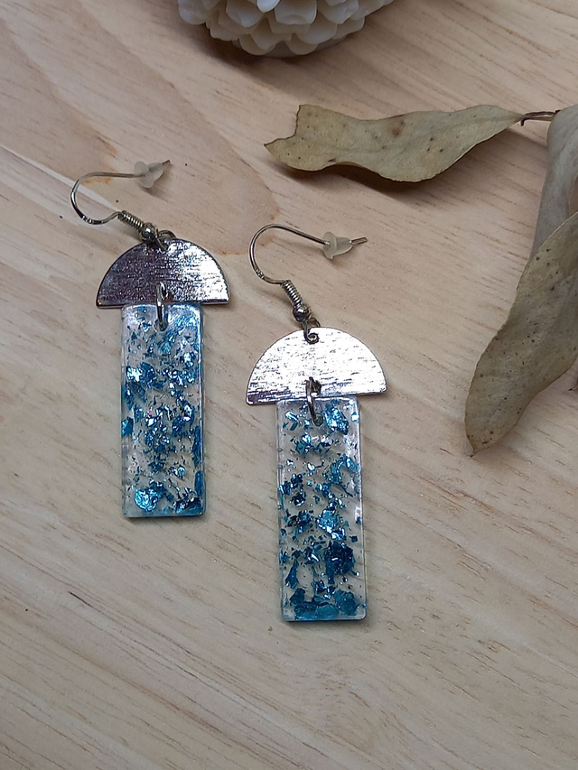 Boucles d&#039;oreilles Résine - rectangle résine avec paillettes bleues et demi disque métal