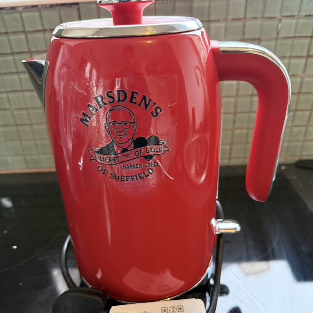 Reconditioned red kettle 