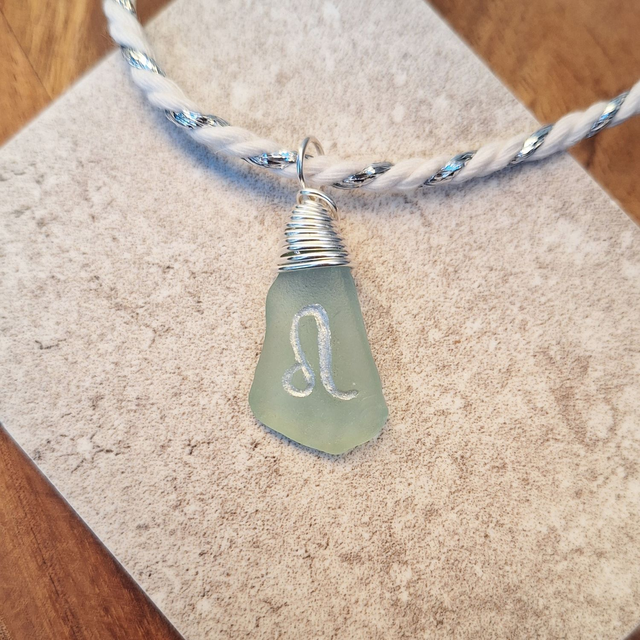 Astro Lion - pendentif en verre gravé et argent