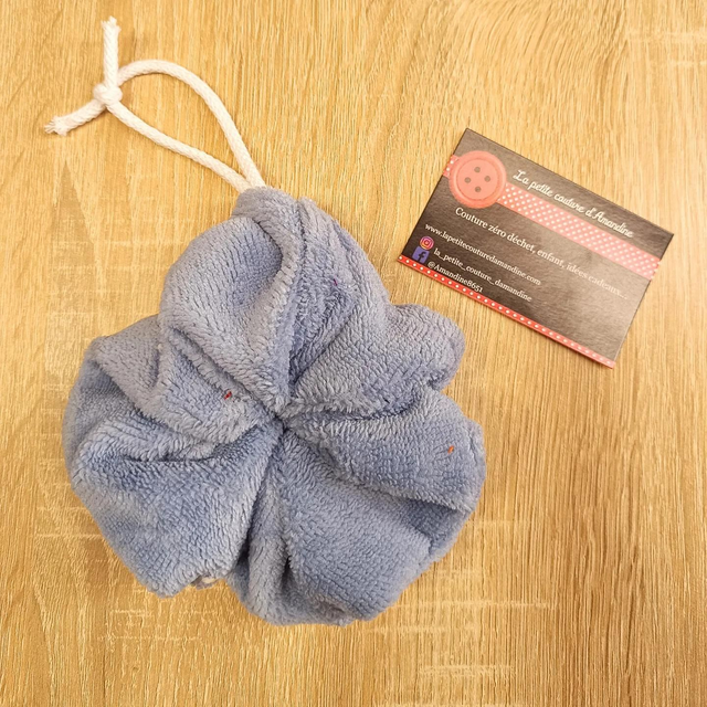 Fleur de douche bleue 