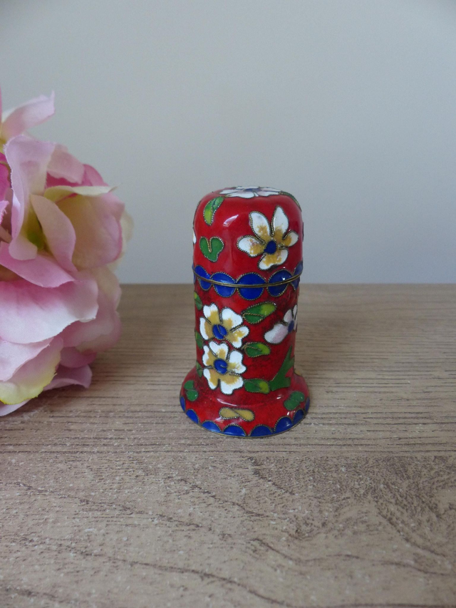 Porte-cure-dents ancien cloisonné – Boîte en métal et émail rouge, décor floral peint à la main avec couvercle