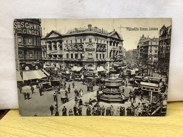 Piccadilly Circus, London - Vintage Unbranded Postcard - Posted 1928 Our Ref No.A69 £2.50