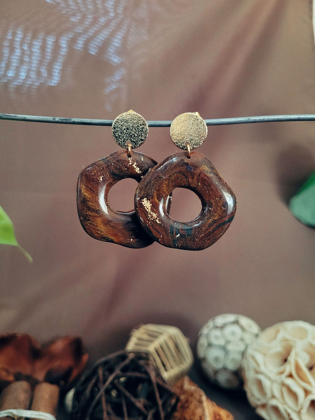 Boucles d’oreilles marron profond en argile polymère recyclée