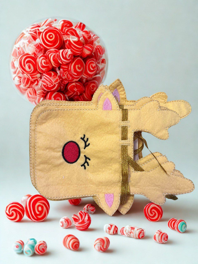 Pochette à bonbons en forme de cerf – Création artisanale brodée