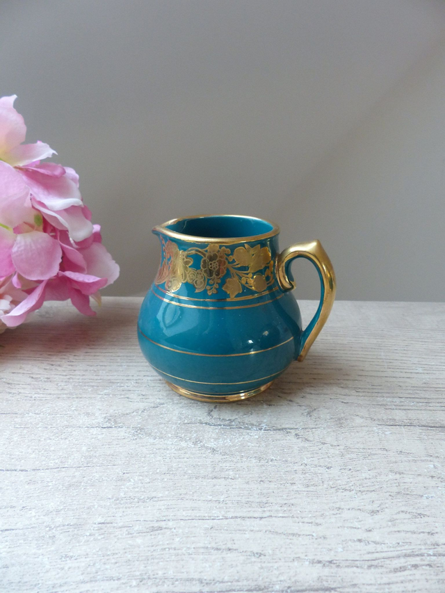 Ancien Pot à Crème Sadler en Céramique Bleu-Vert avec Motifs Dorés – Crémier Anglais Rare des Années 1950 – Petit Pot à Lait Vintage Sadler