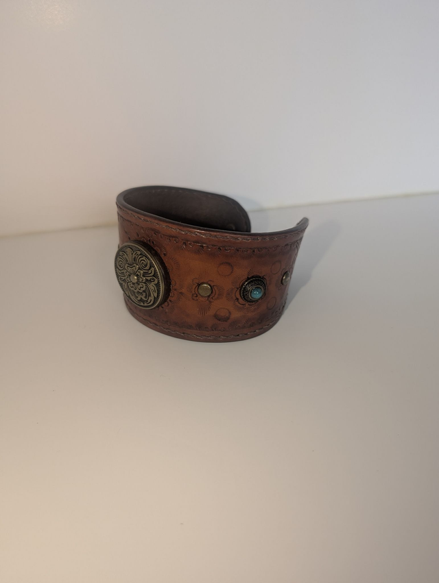 Bracelet en cuir tannage végétal.